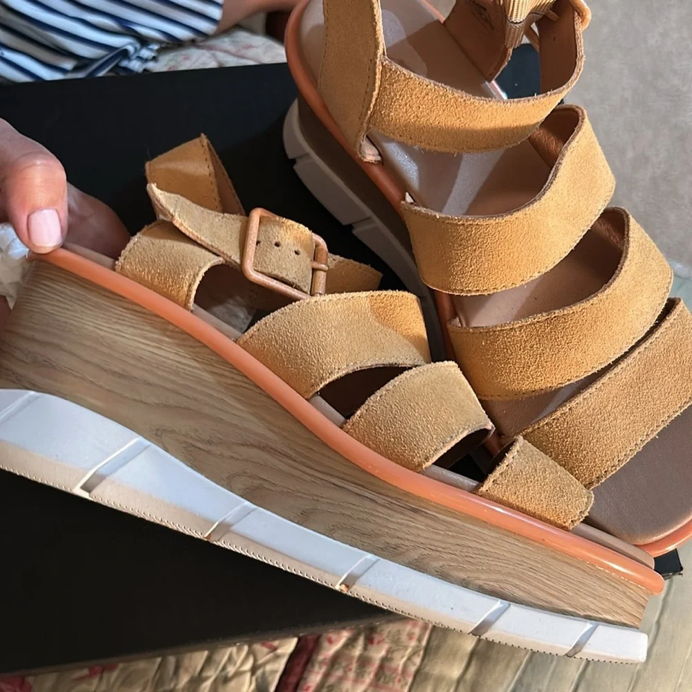 Sorel Women's Tan Sandals - Picture 4 of 7